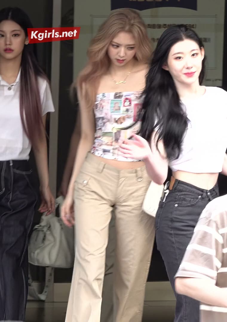 있지 유나 바지가 조금 불편한 사복 패션