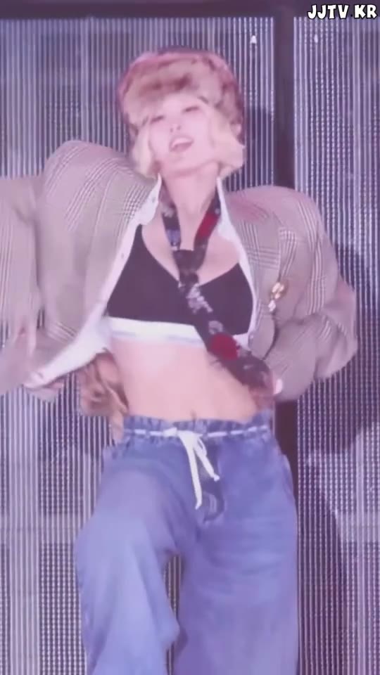 트와이스 모모 자켓속 CK 스포츠 브라 가슴골