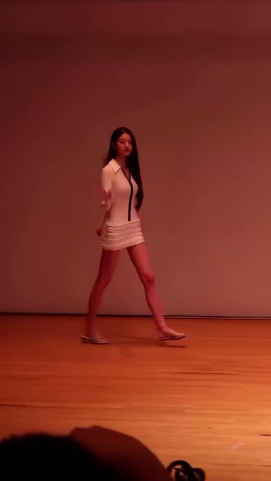 장원영 대만 팬사인회 밀착 원피스 핏