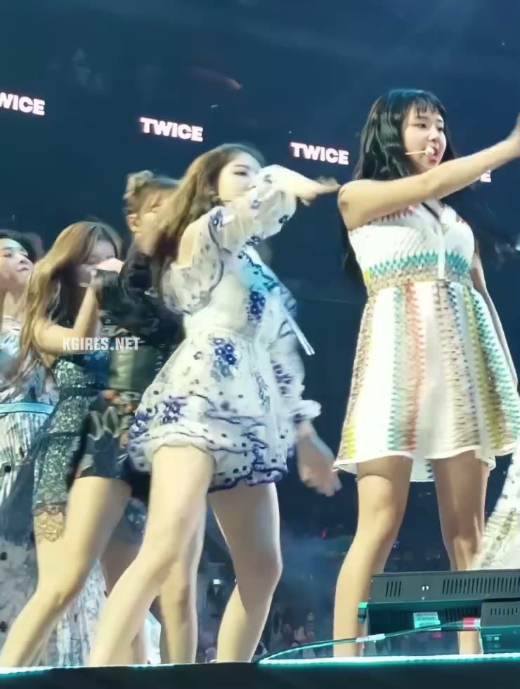 트와이스 나연 뒷모습을 바로 앞에서