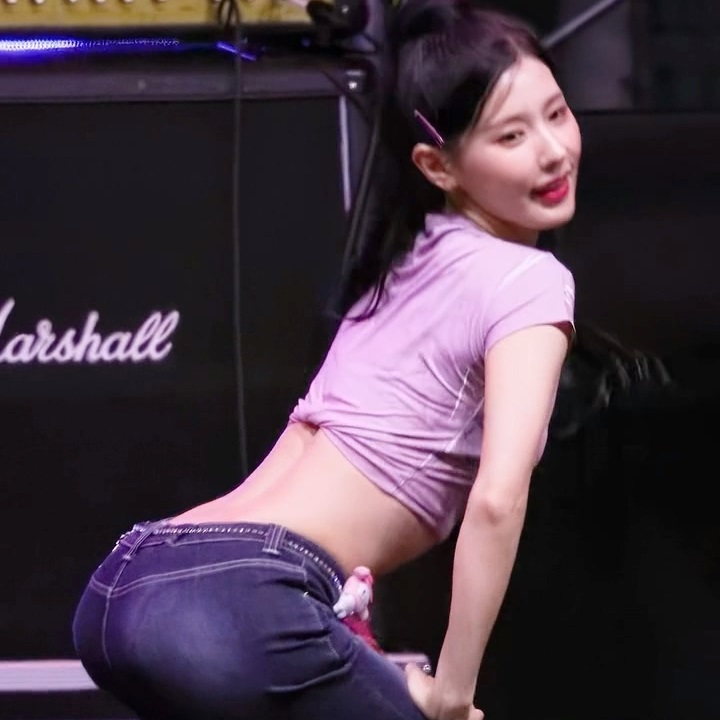 (여자)아이들 미연 시원하게 드러낸 허리 9