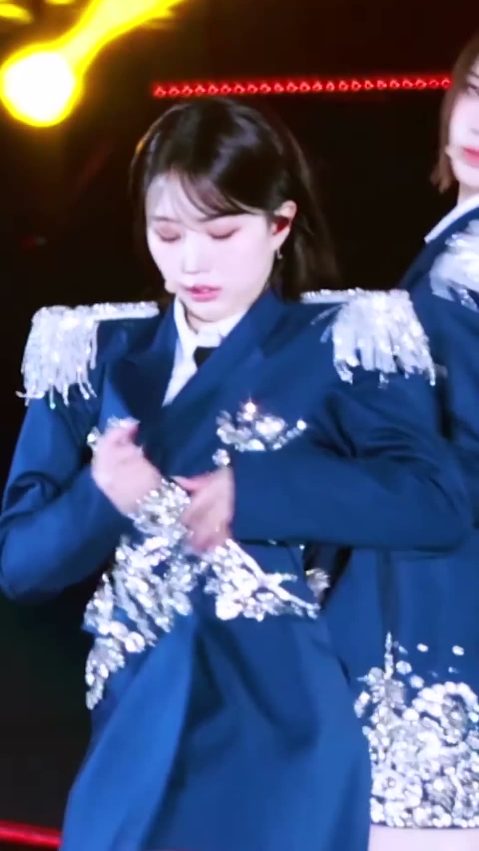 겉옷을 벗는 엔믹스 해원