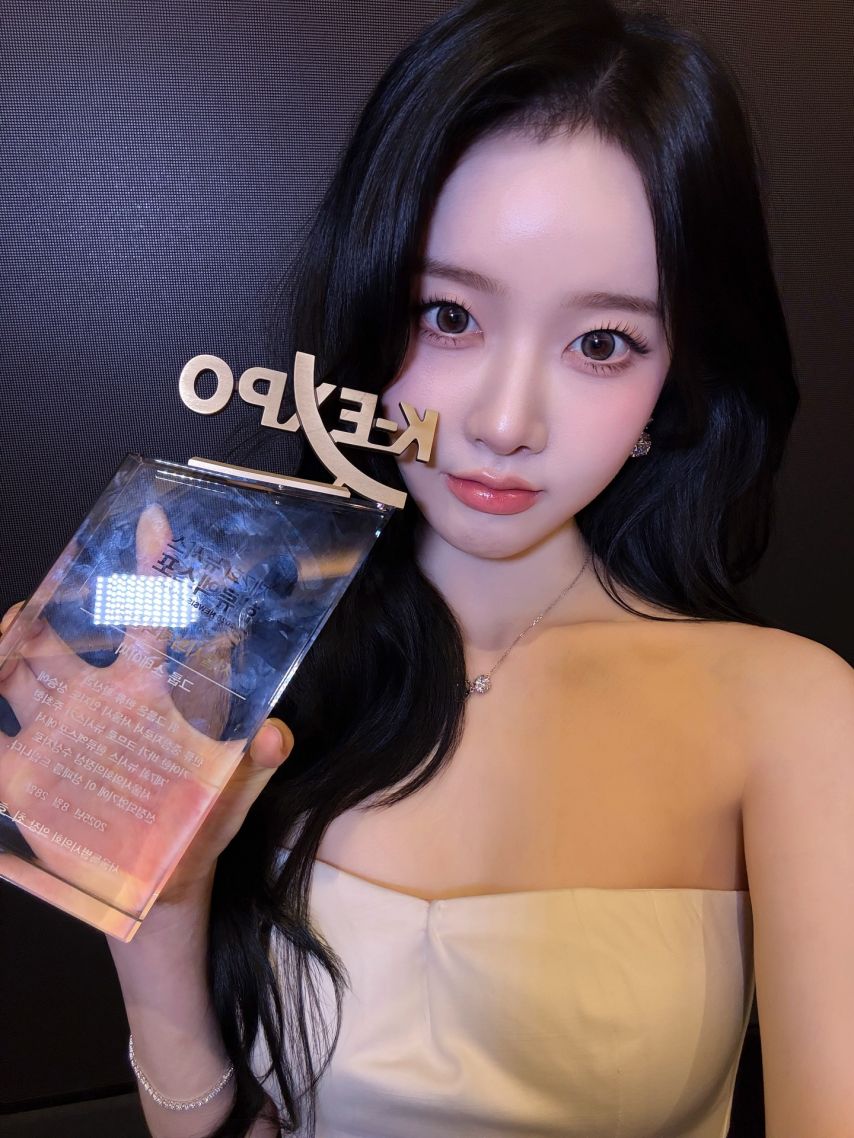 스테이씨 시은 오프솔더 미니 드레스 가슴골 살짝 3