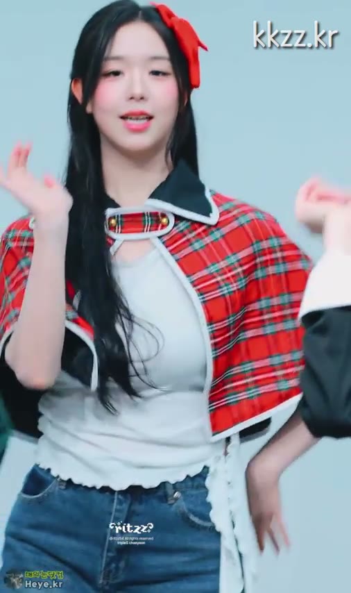 그냥 티셔츠 입은 트리플에스 김채연 움짤