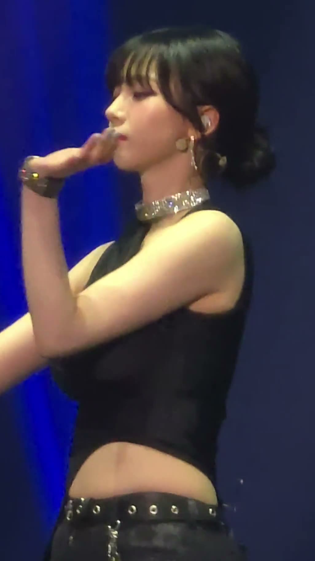 에스파 카리나 블랙 민소매 가슴 바운스