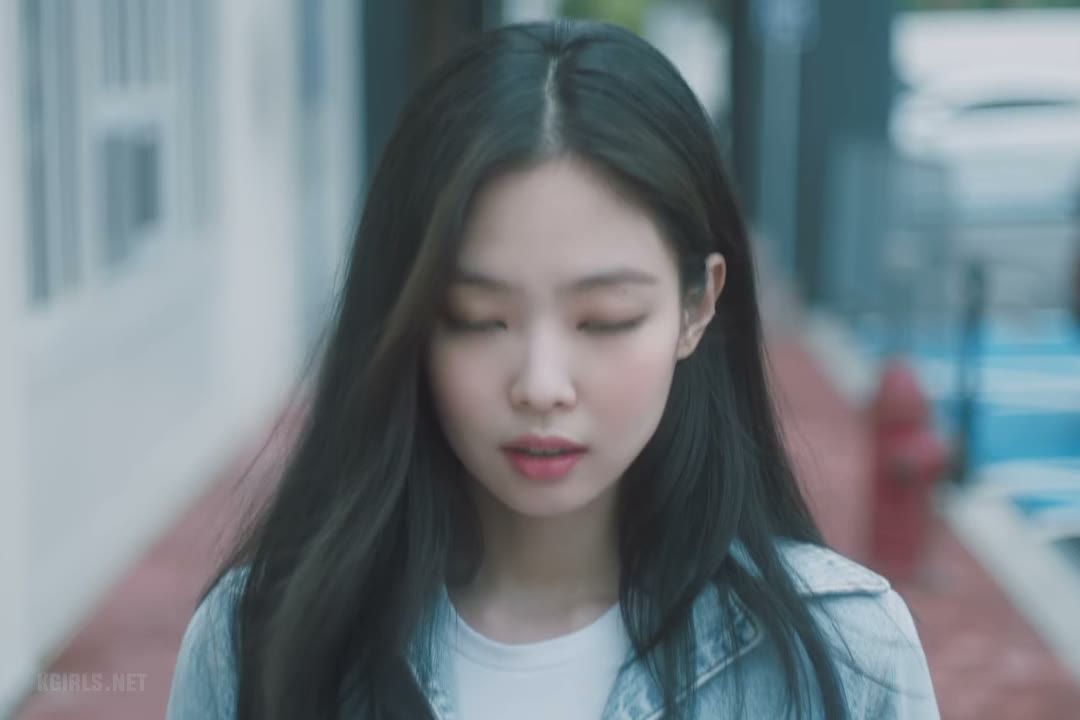 데님패션 블랙핑크 제니의 빠져드는 눈빛
