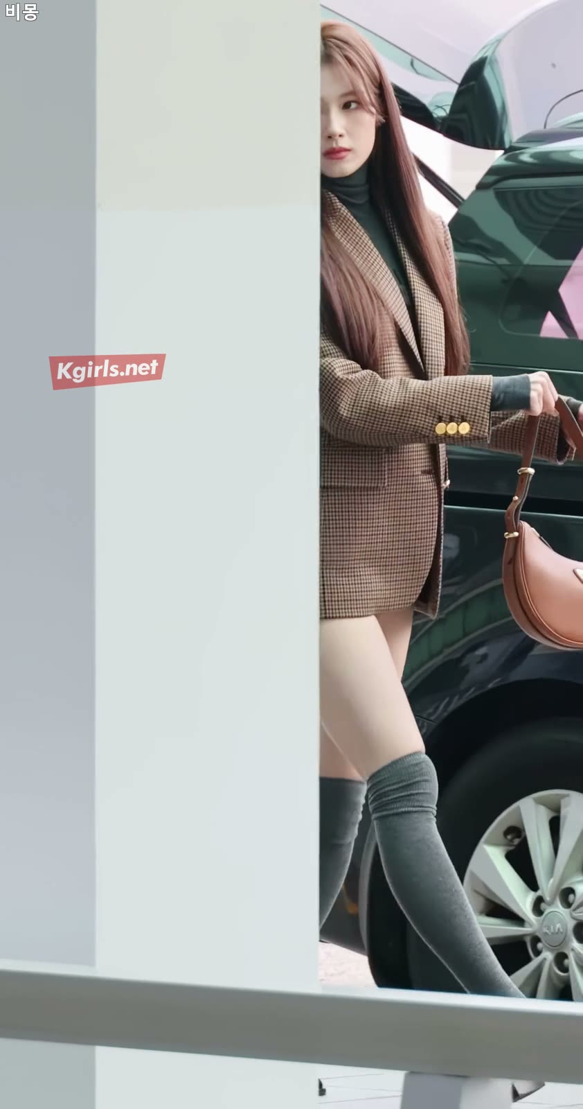 트와이스 사나 짧은 바지 공항 패션